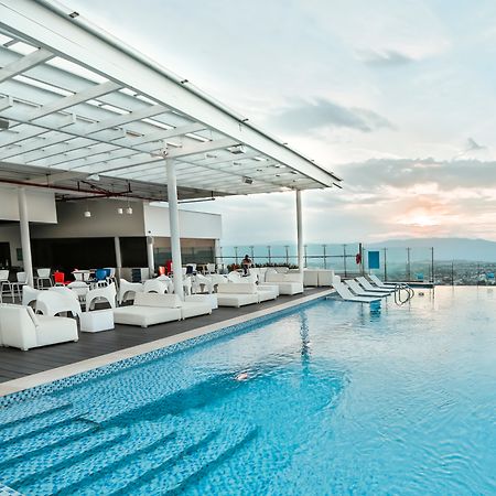 Holiday Inn Bucaramanga Cacique By Ihg Eksteriør billede Rooftop pool at the hotel