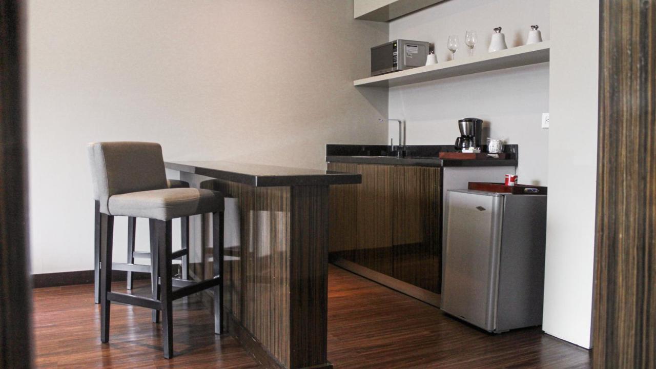 Holiday Inn Bucaramanga Cacique By Ihg Eksteriør billede A kitchenette in a hotel