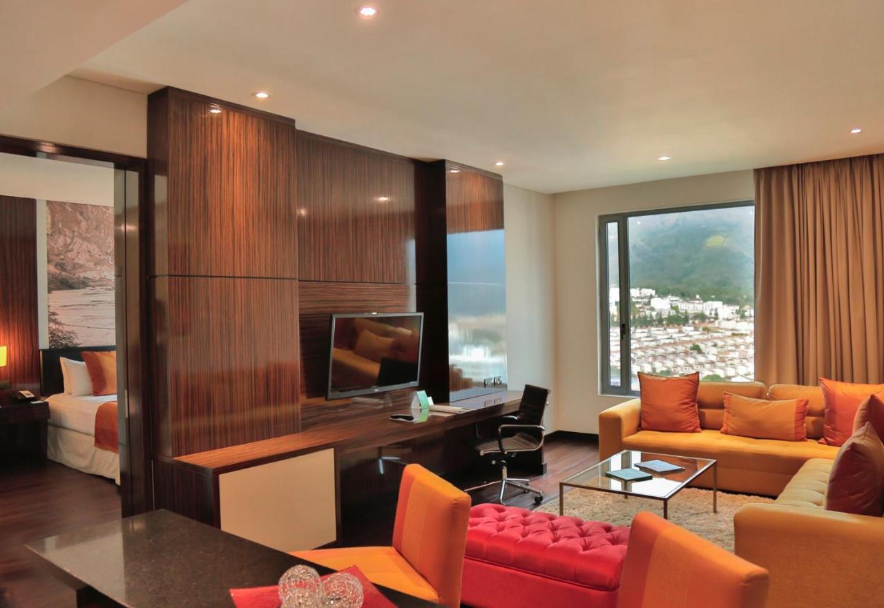 Holiday Inn Bucaramanga Cacique By Ihg Eksteriør billede A suite at the hotel