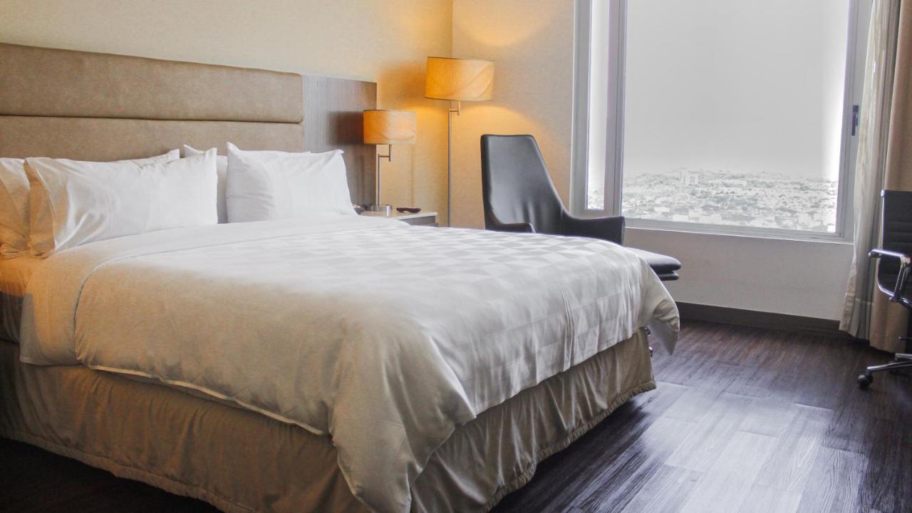 Holiday Inn Bucaramanga Cacique By Ihg Eksteriør billede A bed with a bed skirt