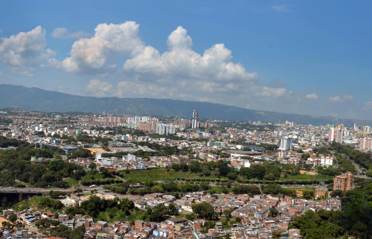 Holiday Inn Bucaramanga Cacique By Ihg Eksteriør billede Santiago skyline