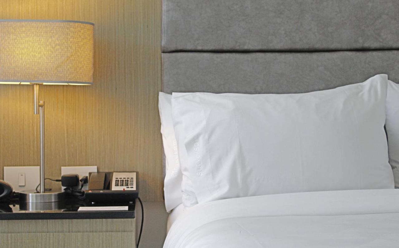 Holiday Inn Bucaramanga Cacique By Ihg Eksteriør billede A pillow