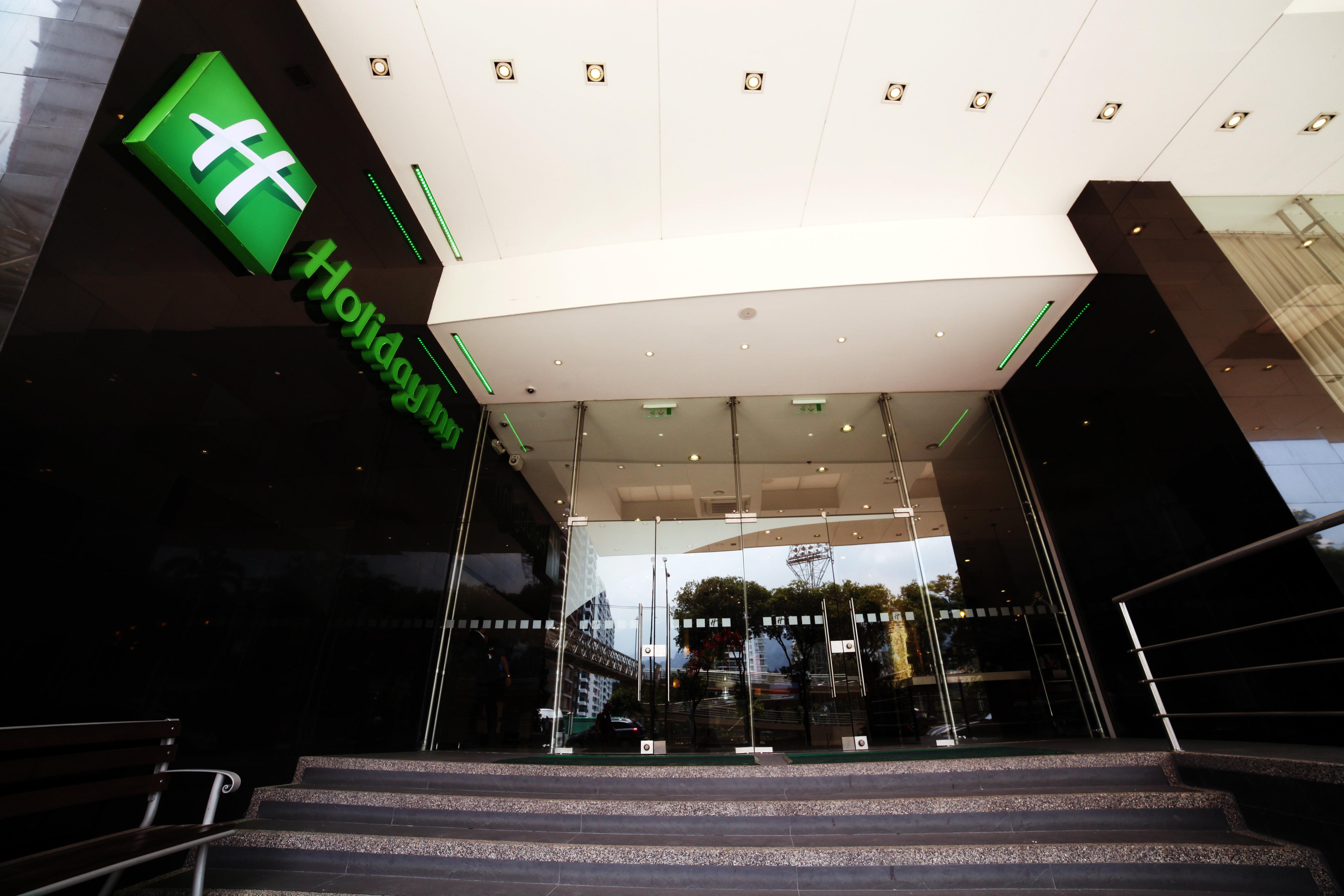 Holiday Inn Bucaramanga Cacique By Ihg Eksteriør billede Holiday Inn Express, Madrid
