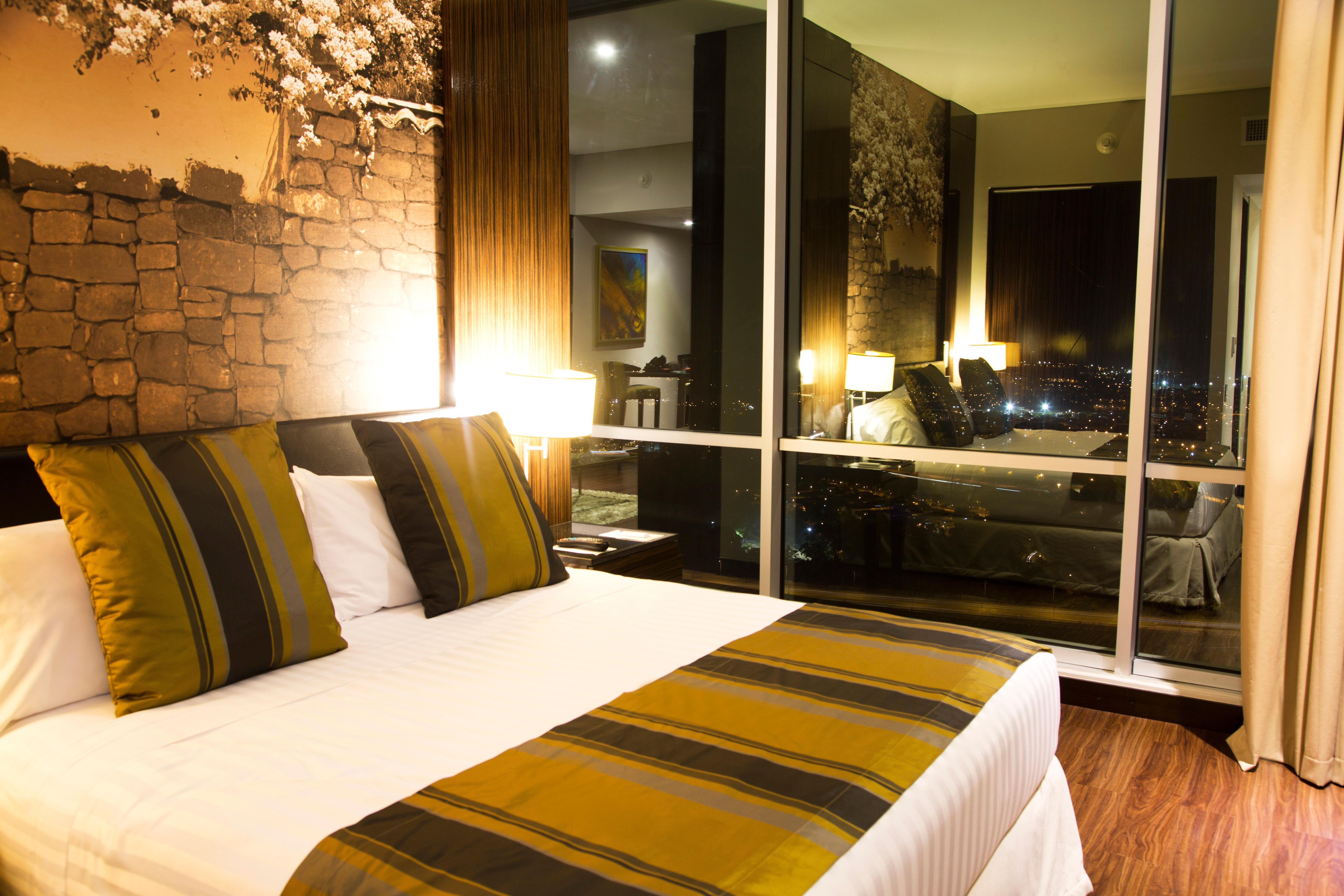 Holiday Inn Bucaramanga Cacique By Ihg Eksteriør billede A bedroom at the hotel