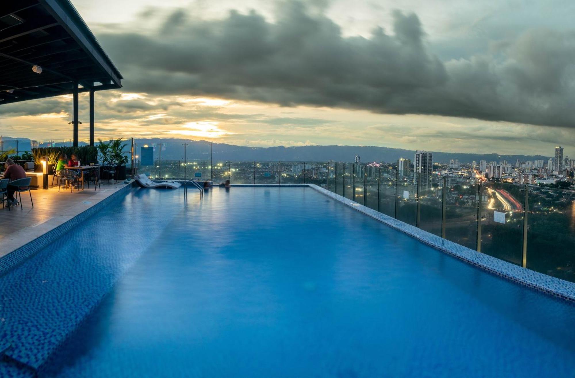 Holiday Inn Bucaramanga Cacique By Ihg Eksteriør billede Infinity pool at the top of the building