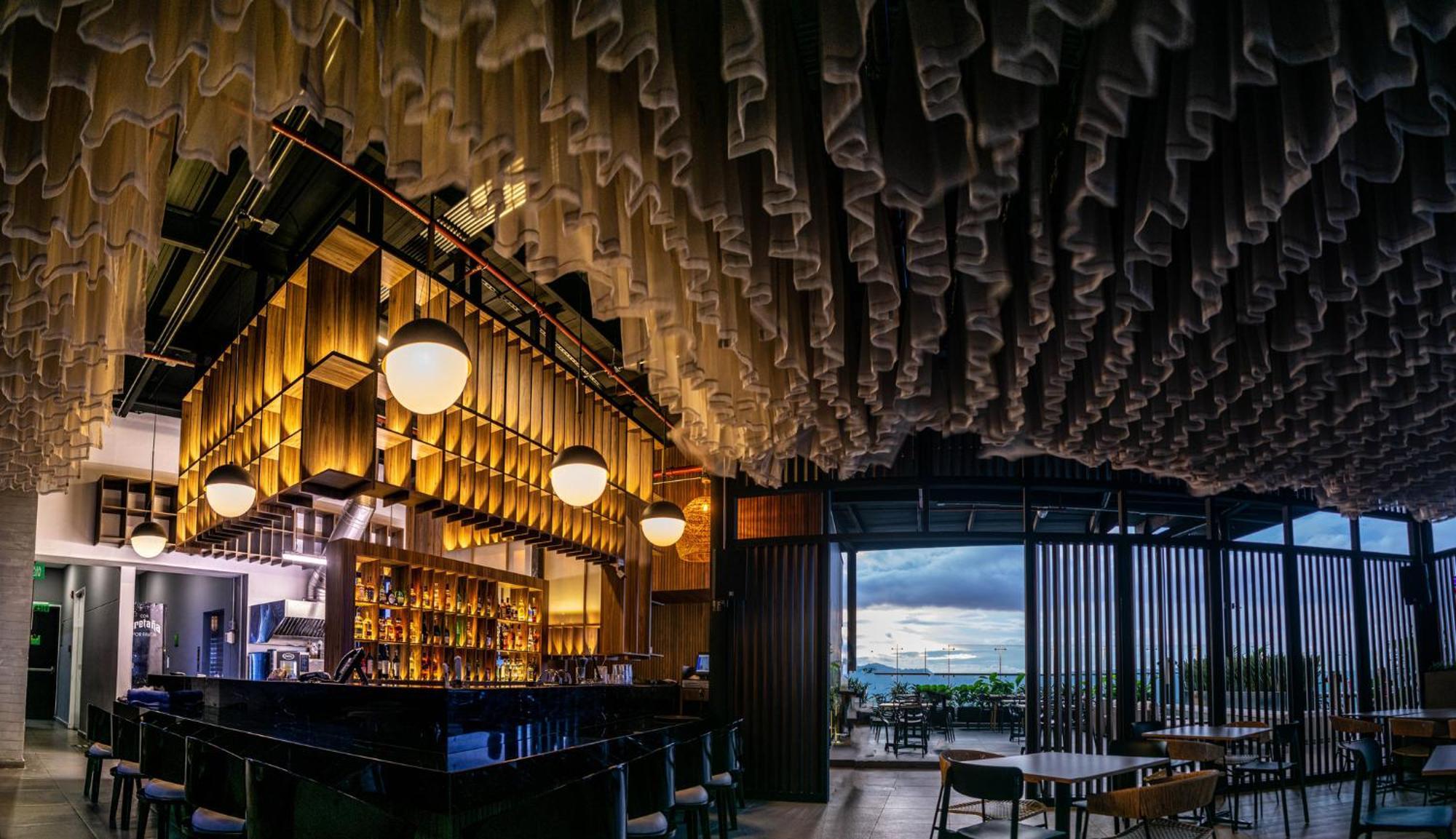 Holiday Inn Bucaramanga Cacique By Ihg Eksteriør billede The bar at the 101 Skybar