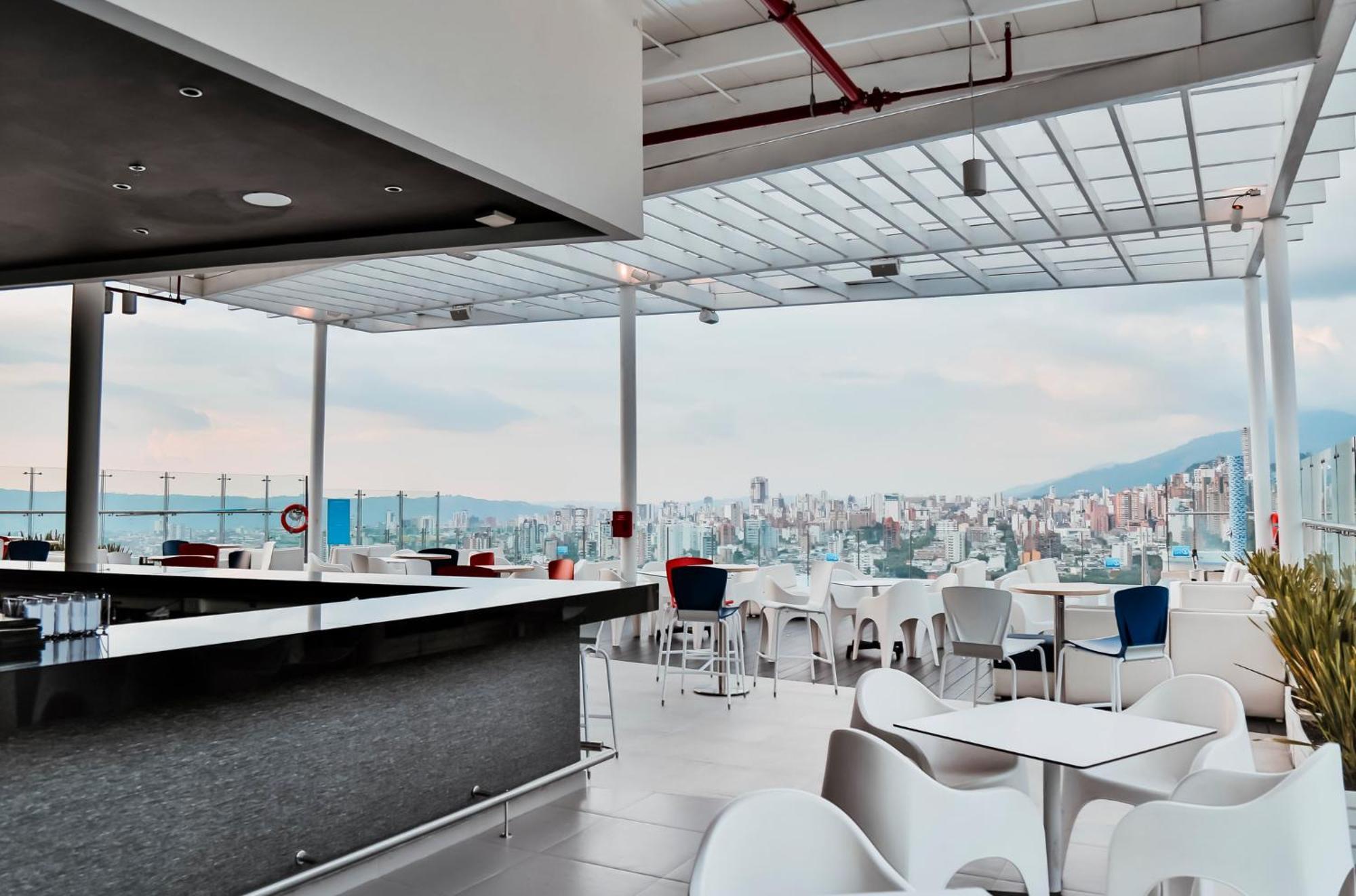 Holiday Inn Bucaramanga Cacique By Ihg Eksteriør billede Skyline Lounge at Santiago Airport