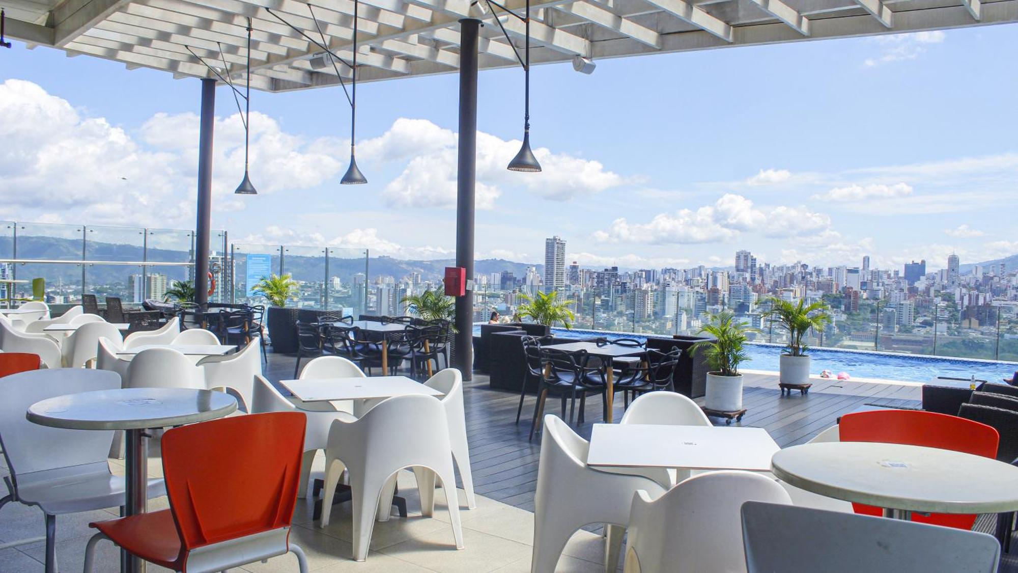 Holiday Inn Bucaramanga Cacique By Ihg Eksteriør billede Skyline