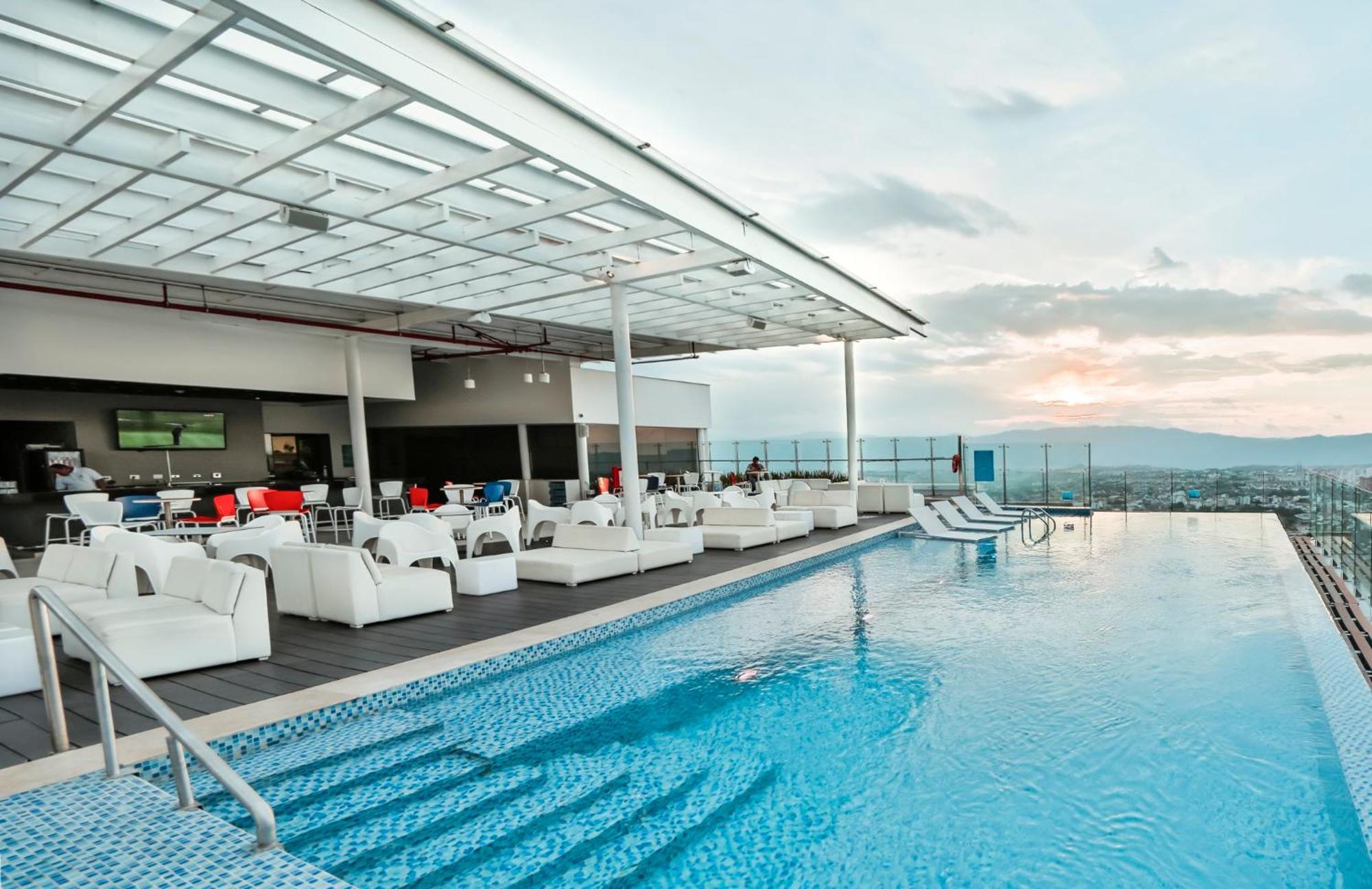 Holiday Inn Bucaramanga Cacique By Ihg Eksteriør billede Skyline Pool