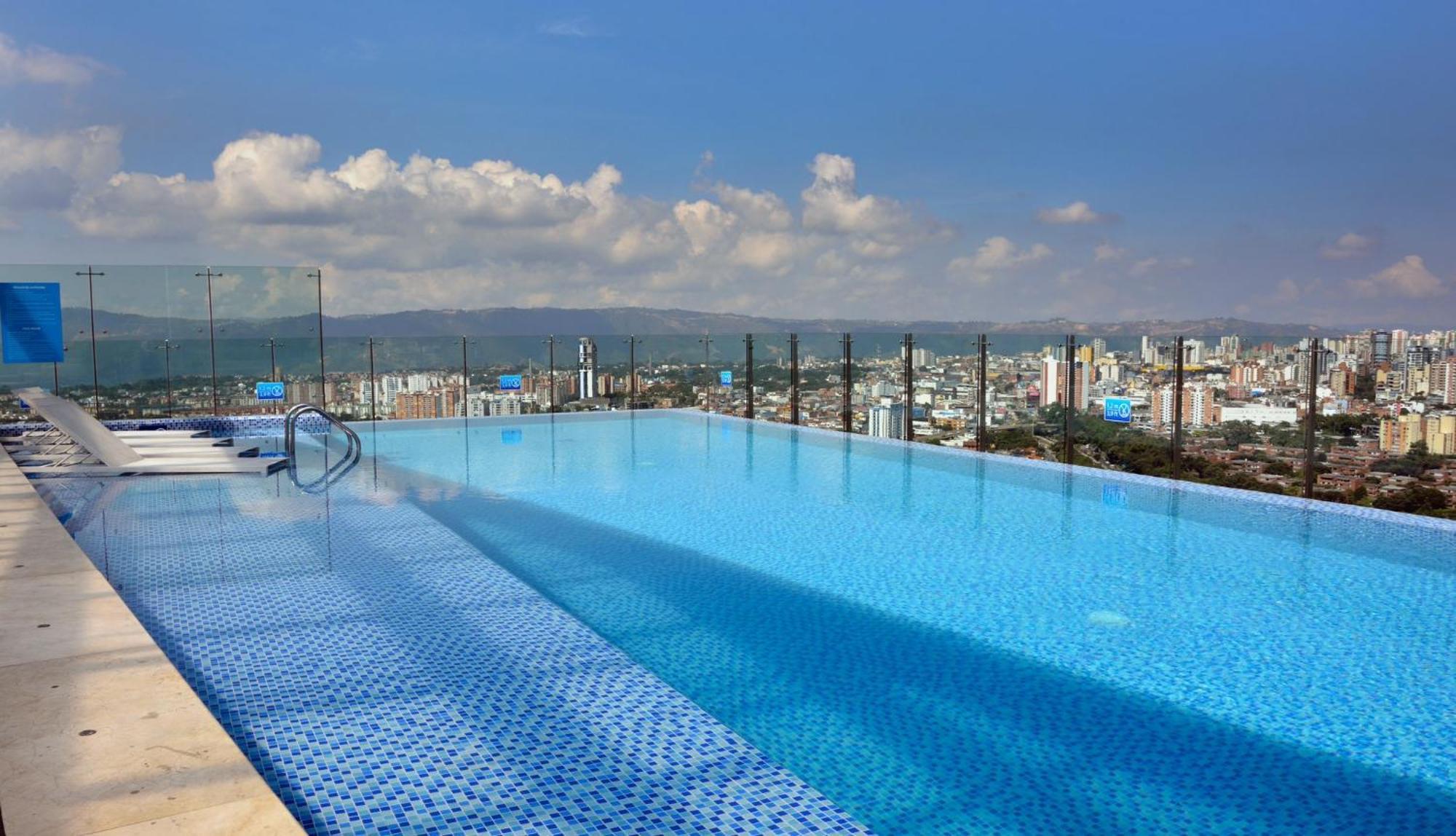 Holiday Inn Bucaramanga Cacique By Ihg Eksteriør billede Infinity pool at the rooftop of the hotel