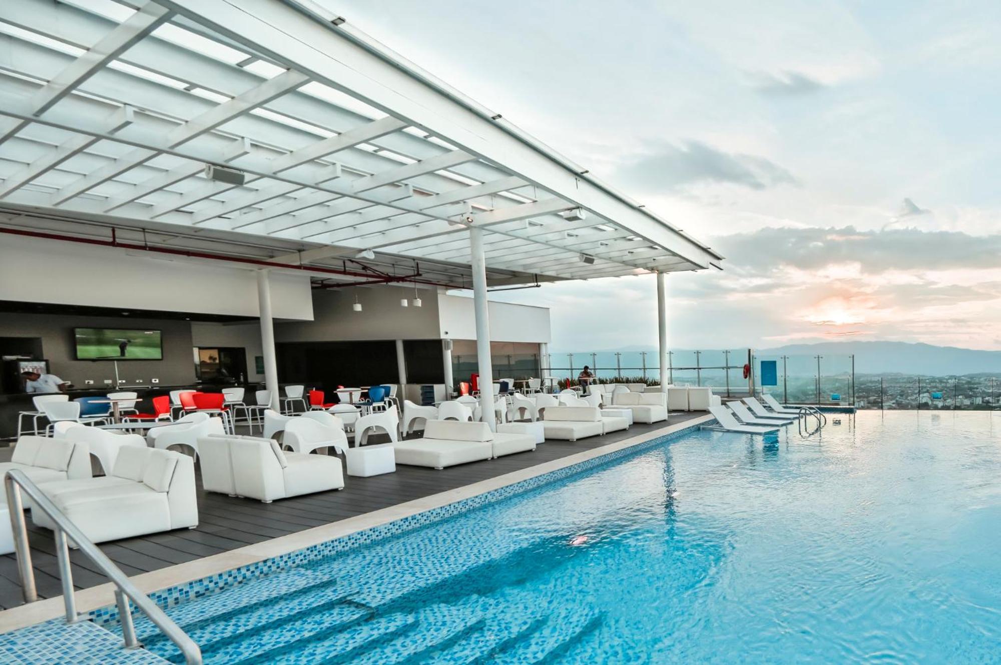 Holiday Inn Bucaramanga Cacique By Ihg Eksteriør billede Skyline Pool