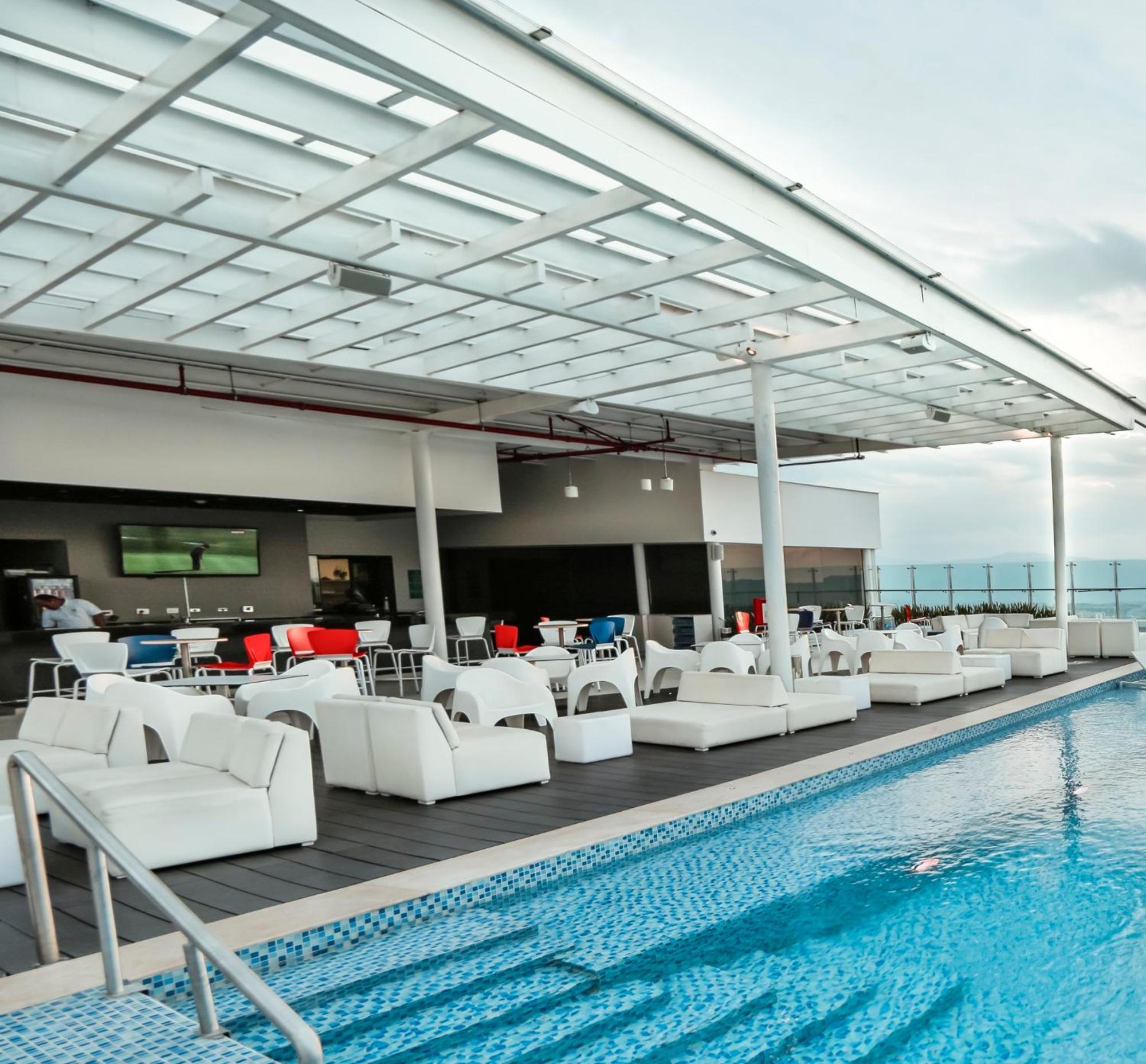 Holiday Inn Bucaramanga Cacique By Ihg Eksteriør billede The pool at the 360° Sky Lounge