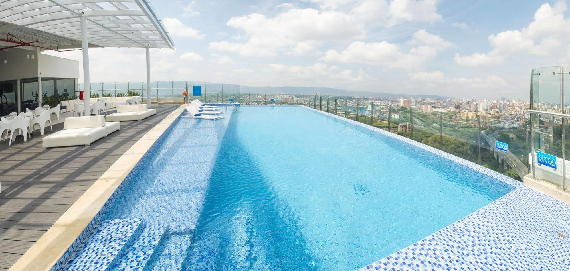 Holiday Inn Bucaramanga Cacique By Ihg Eksteriør billede Infinity pool